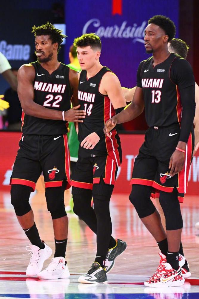 他用灵活的 他用灵活的